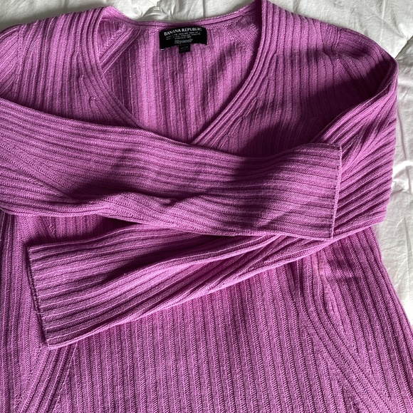 BANANA REPUBLIC LIGHTWEIGHT V NECK FILPUCCI ITALIAN YARN RIBBED FITTED SWEATER - Picture 5 of 10